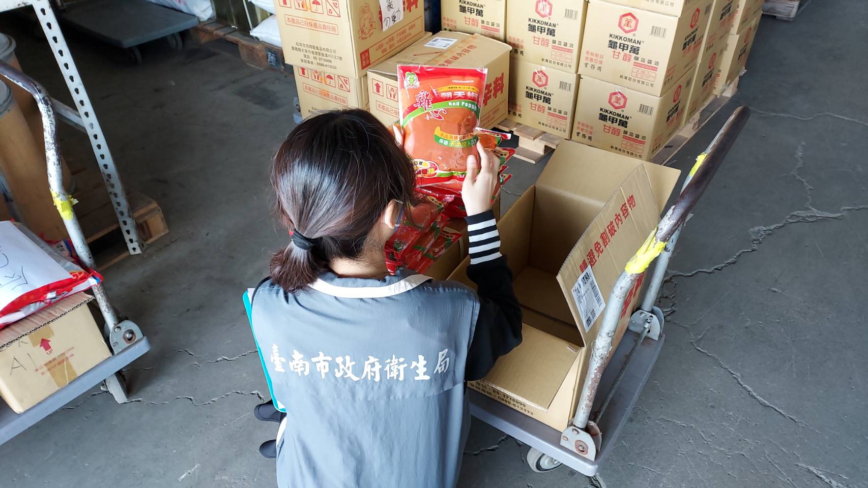 5家南市食品原料行誤用含蘇丹紅原料，衛生局立即命業者下架回收並追蹤流向，以維護民眾食安權益！