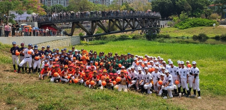 紅球降臨竹溪公園月見橋 體育局陳良乾局長帶領臺南棒球隊擊出紅不讓