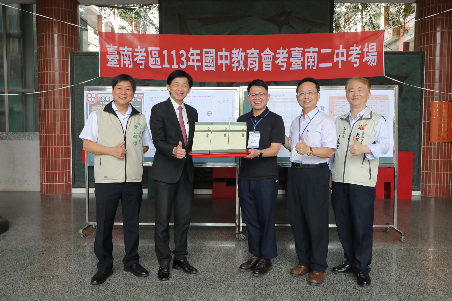 臺南國中教育會考首日 各考場秩序良好 葉澤山副市長慰勉試務工作人員 為考生加油打氣