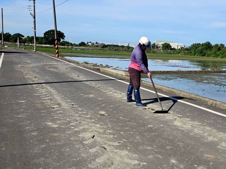 農耕機具未清洗上路恐遭罰 環保局宣導改善髒污問題 