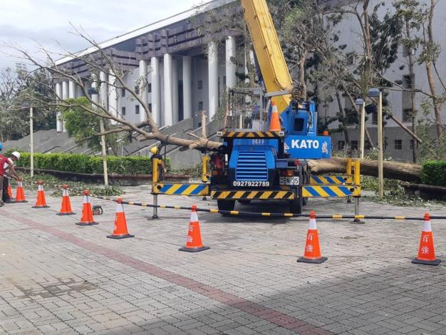 丹娜絲颱風嚴重造成本市體育局所轄各場館損壞，體育局正積極進行搶災，體育局長勘查本月舉行U12世界棒球賽場地以確保比賽順利進行
