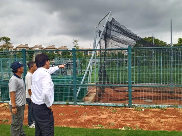 市長於颱風過後指示體育局陳局長全面視察亞太少棒主、副球場影響情形， 並勉勵現場練球的中華代表隊爭取最高榮耀，將冠軍盃留在臺灣