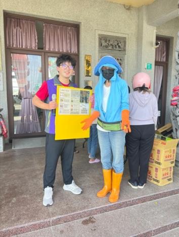 北門衛生所深入社區宣導環境清潔並發送防疫物資與鄉親攜手守護家園健康