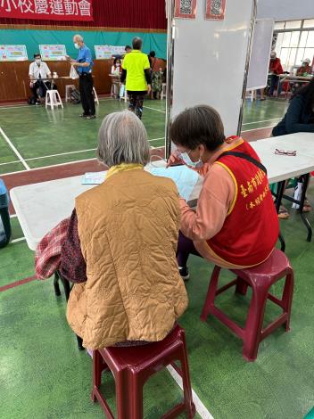 巷口的微光——社區志工溫柔守候