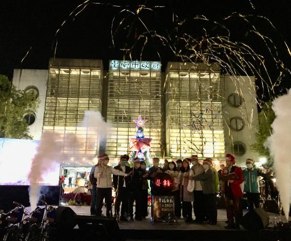 黃偉哲市長與蒞臨貴賓在民治中心耶誕點燈儀式-04