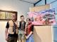 臺南市政府秘書處民治市政中心藝文展-甘育傑創作個展-39-排灣族藝術家甘育傑與太太小孩與作品[一家人]合影