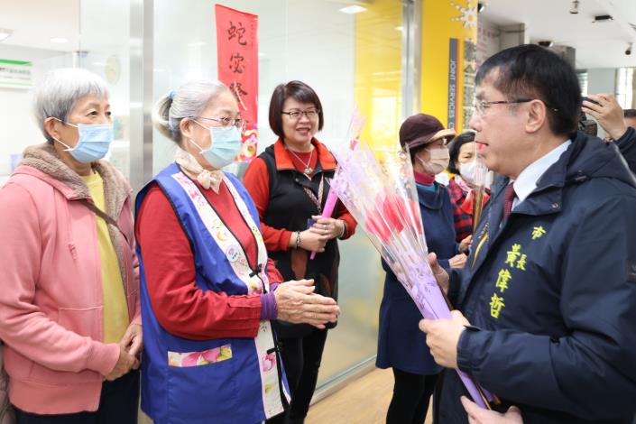 2025婦女節黃偉哲市長贈送火鶴 祝福臺灣女神快樂