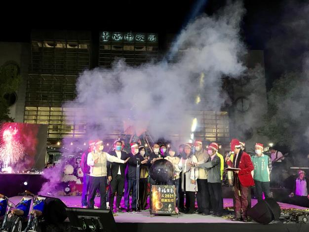 黃偉哲市長與蒞臨貴賓在民治中心耶誕點燈儀式-07