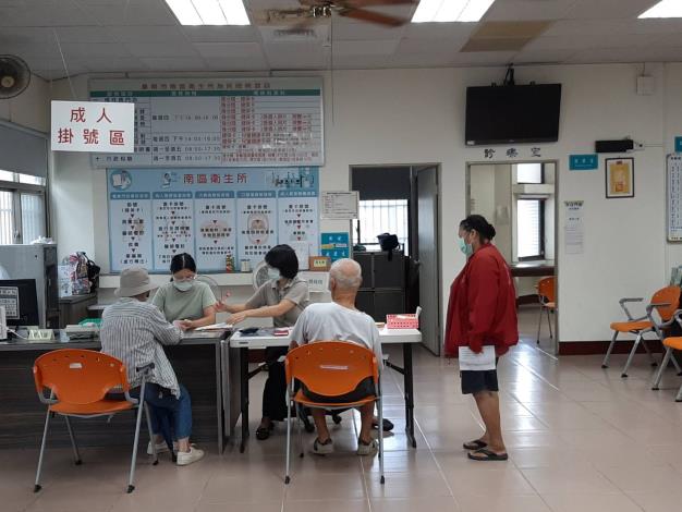 Tainan’s Senior Citizens Receive COVID Vaccinations. Huang Wei-che Ensures Elderly Can Get Inoculated Near Their Residences 3