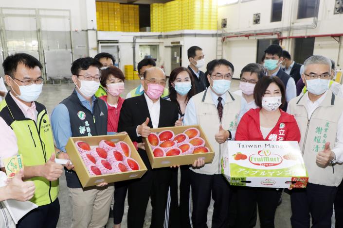 Huang Wei-che Accompanies Premier Su Tseng-chang on Yujing Steaming Factory Visit 1