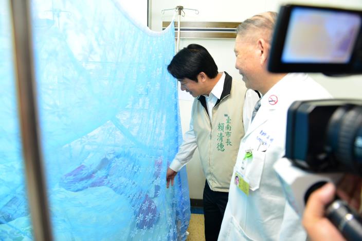 賴市長前往台南市立醫院登革熱隔離病房探視病人