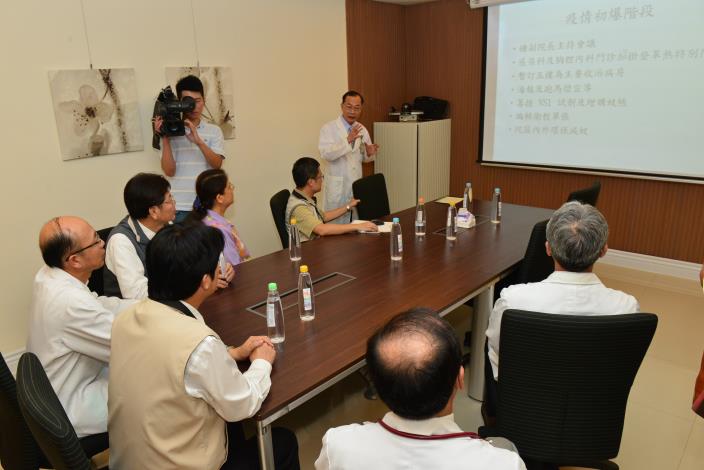 台南市立醫院感染科張主任向賴市長報告目前醫院如何處理登革熱病人治療流程