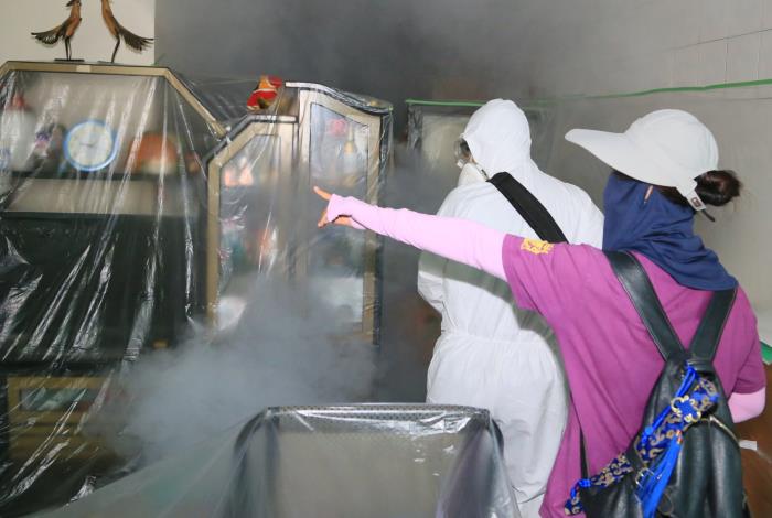 衛生局人員指揮化學兵進行化學藥劑噴灑作業
