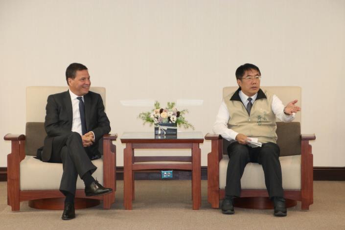 微軟全球資深副總裁Alain Crozier記者會前拜訪黃偉哲市長.JPG