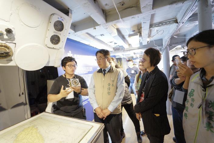 市長參觀公民展示區-數位製造復刻航海鐘.JPG