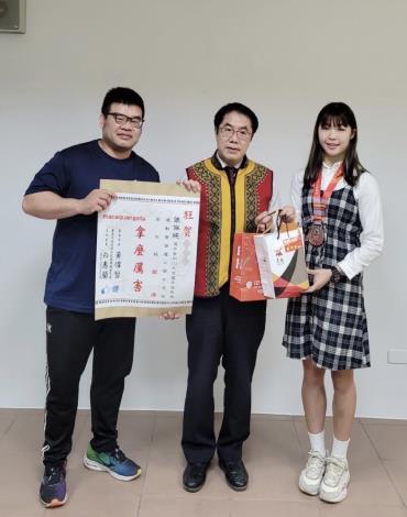 柔道公開女子組第四級銀牌張佩純及教練潘柏維
