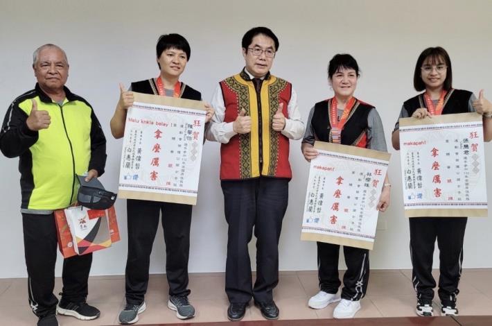 傳統射箭公開女子組團體賽銀牌陳馨怡、林櫻珠、張惠君及教練白明哲