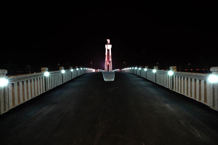跨鹿耳門溪橋樑工程-北面夜拍車道燈光明亮