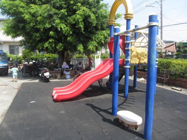 社區兒童遊樂設施.JPG