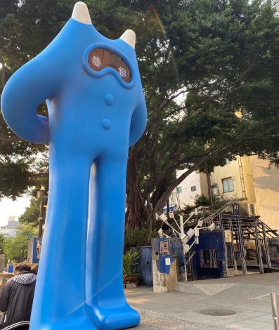 意象公仔Blues-園區的吉祥物BLUES(藍寶)於入口歡迎著遊客。