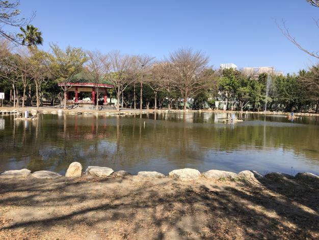 水萍塭公園-水池與涼亭