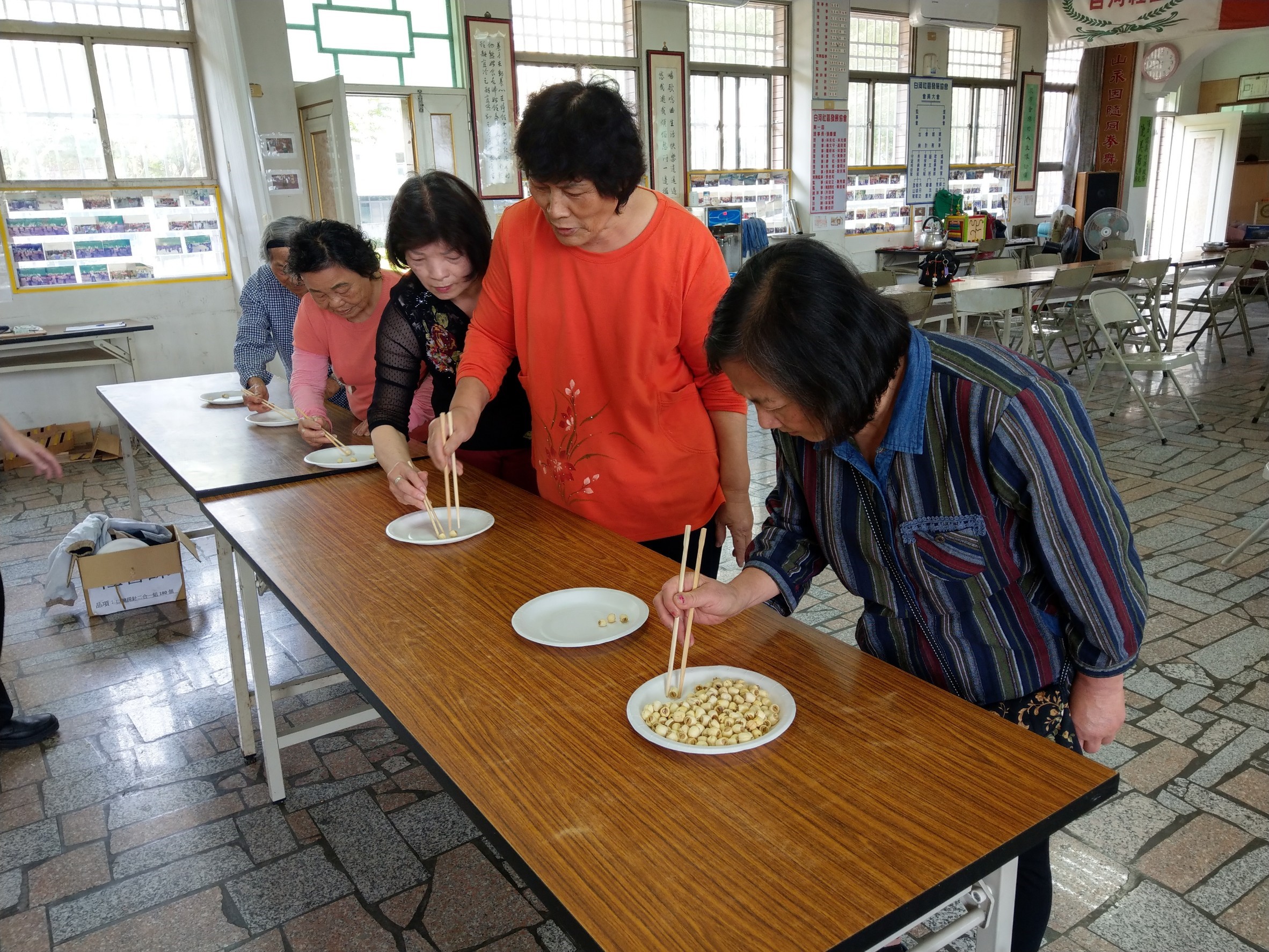 里民組隊練習用筷子傳遞蓮子