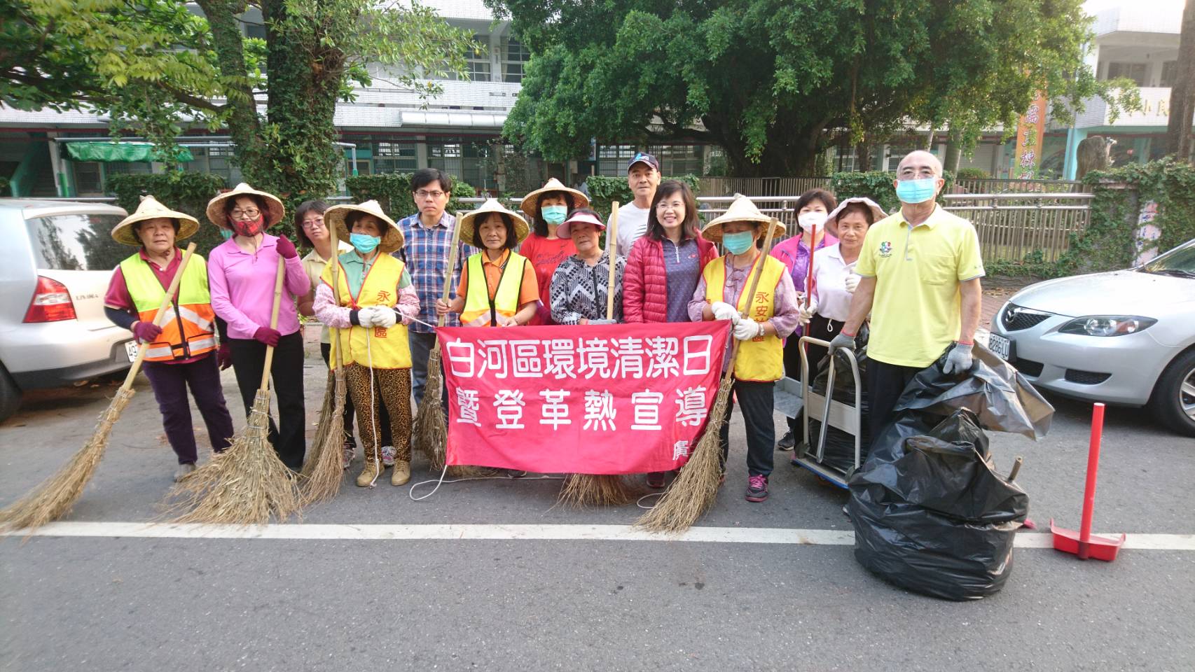 義工們在大竹國小周遭清理環境