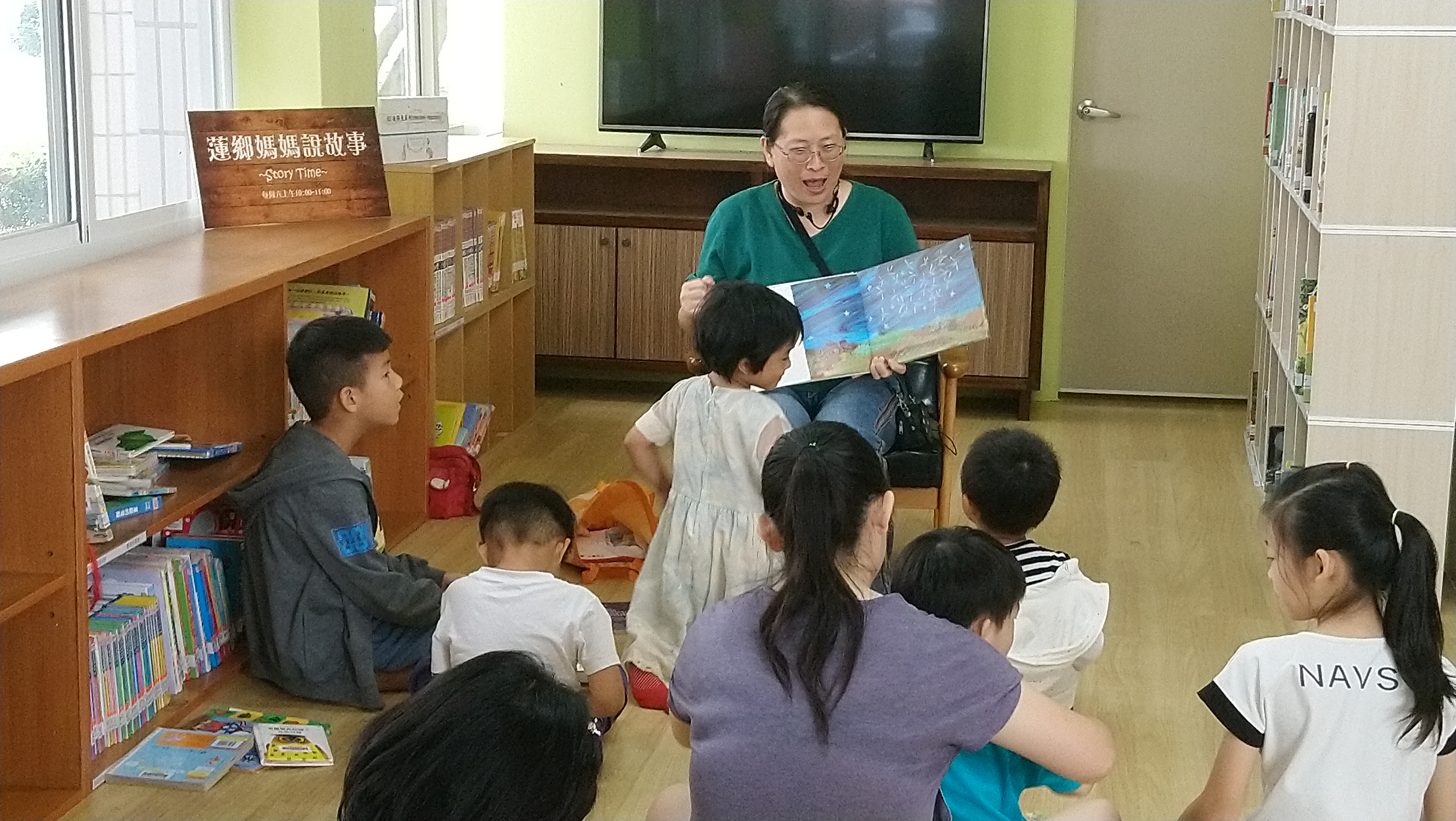 湘瑩媽媽生動活潑的說故事方式讓孩子們聽得入迷