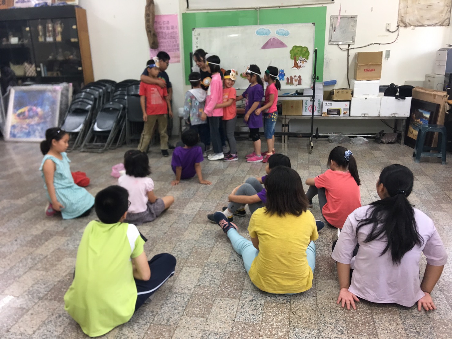 講師與孩子們一起用遊戲方式學英文