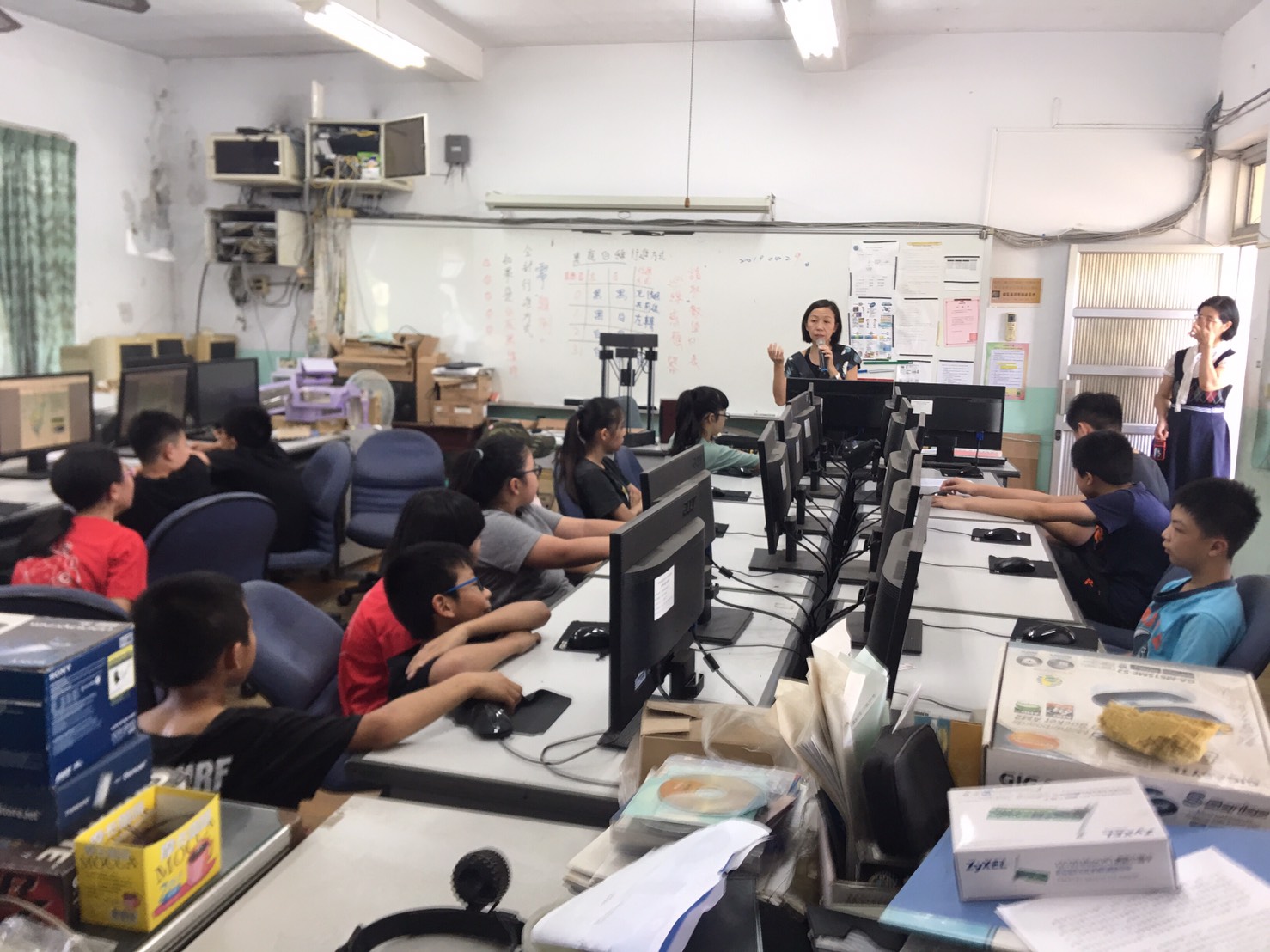 今天邀請到台灣雲端書庫的林玉峯老師來指導孩子們使用需端書庫