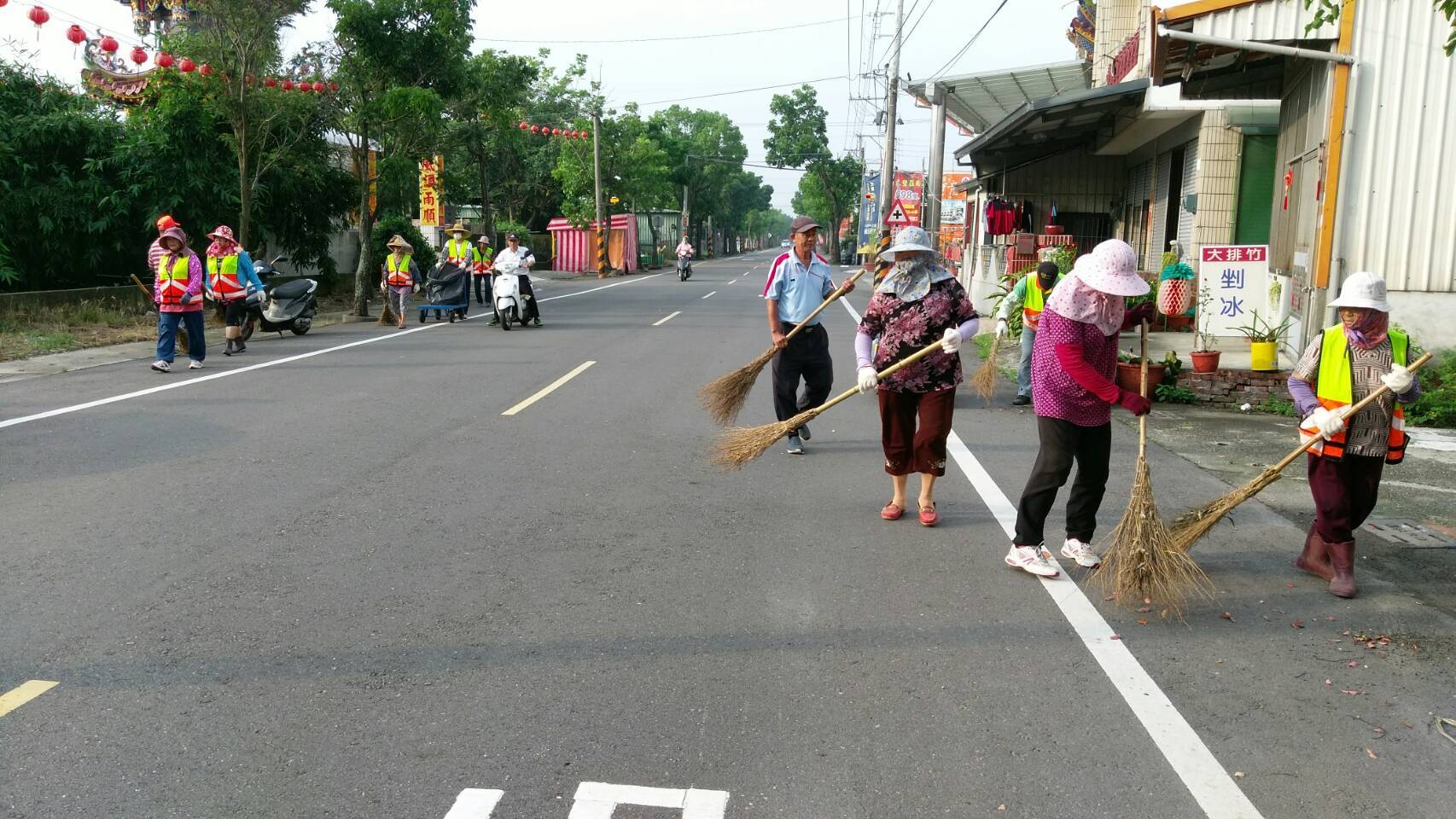 環保志義工們沿街辛勤打掃