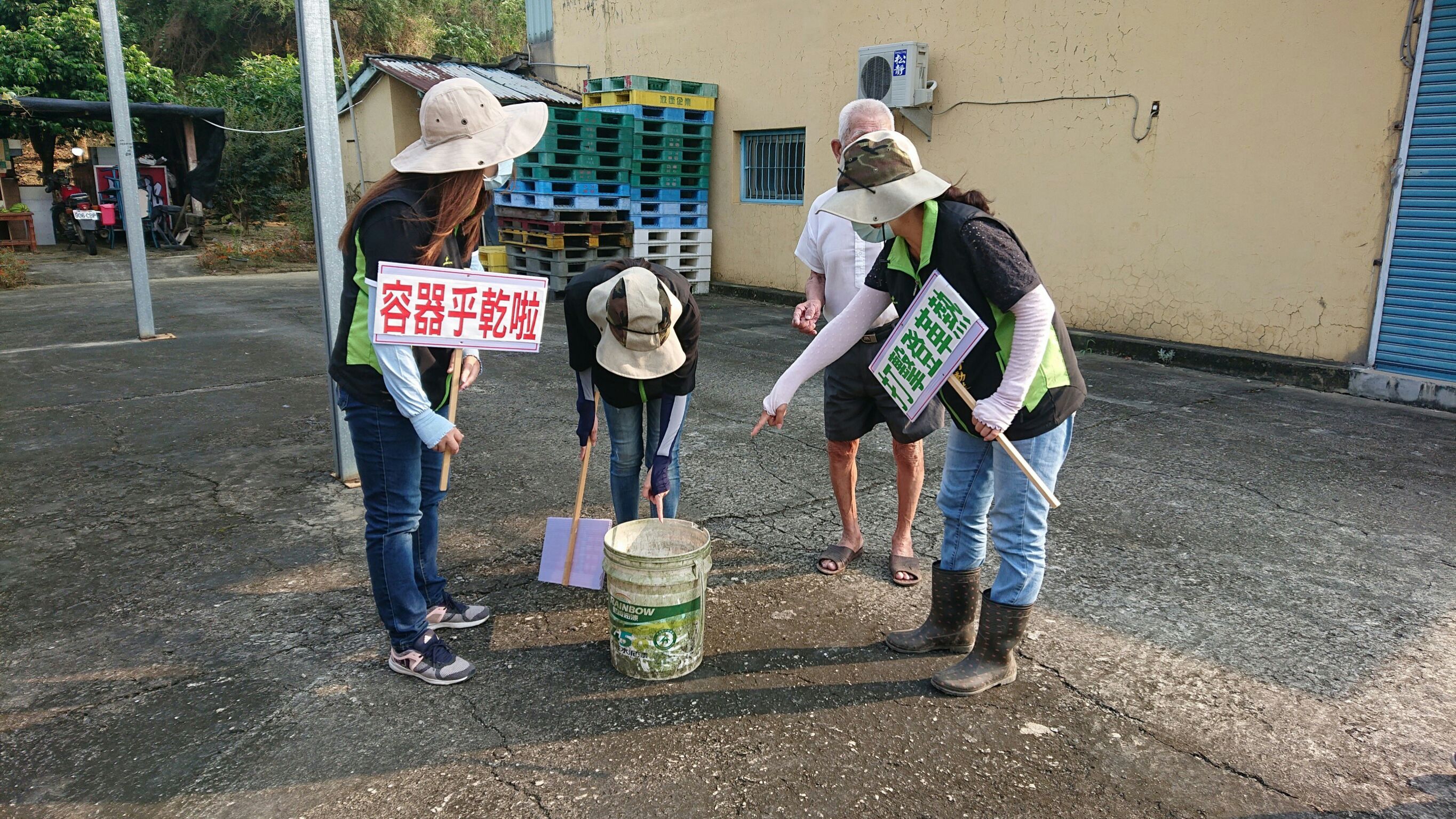 小組成員檢視民宅前的空桶是否有積水