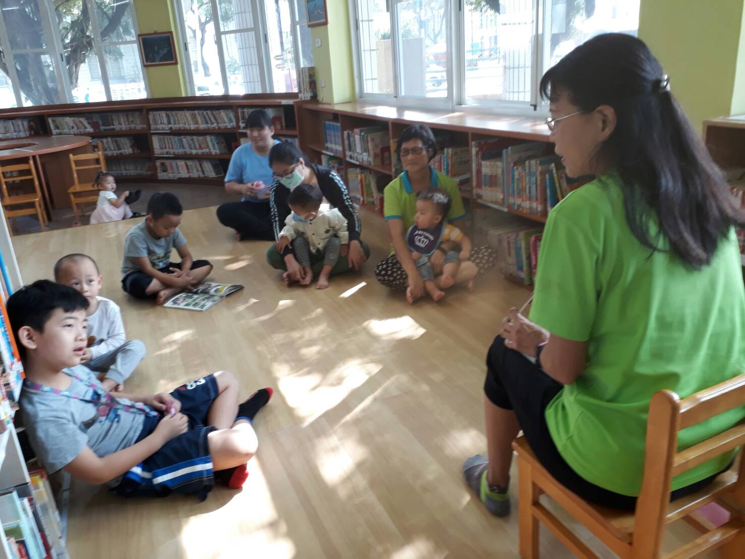 小朋友們在兒童閱覽區聽故事(圖1)