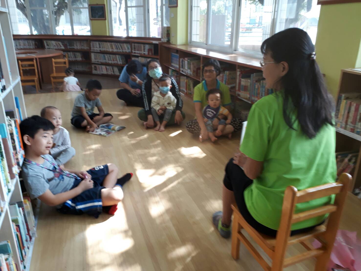 小朋友們在兒童閱覽區聽故事(圖2)