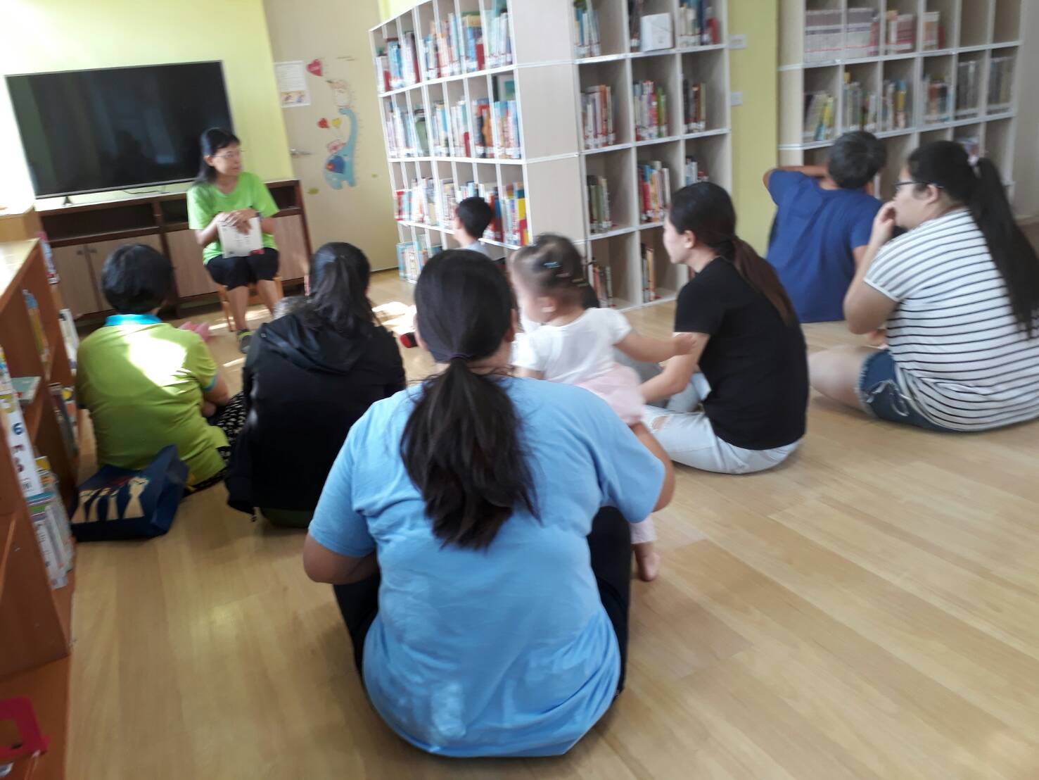 小朋友們在兒童閱覽區聽故事(圖3)