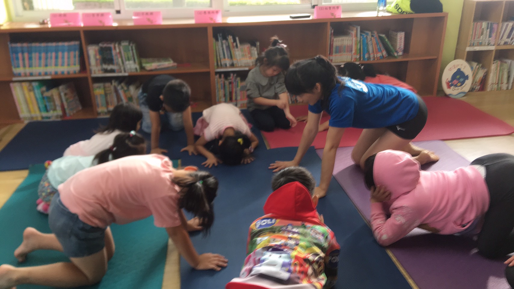 訓練肢體靈活度的兒童瑜珈班