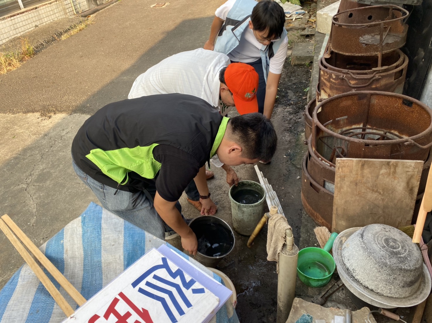 發現數個廢棄盆桶，檢查是否有積水