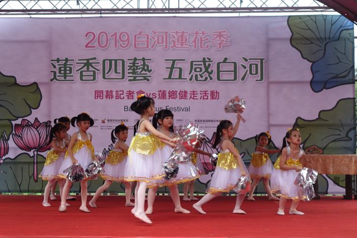 幼兒園小朋友活潑可愛的舞蹈表演