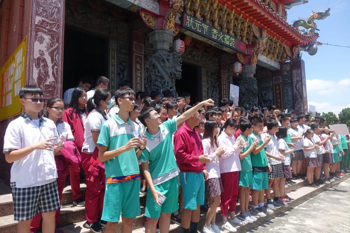 白河區的學生們來到舉人公廟前進行包糕粽祈願活動.JPG