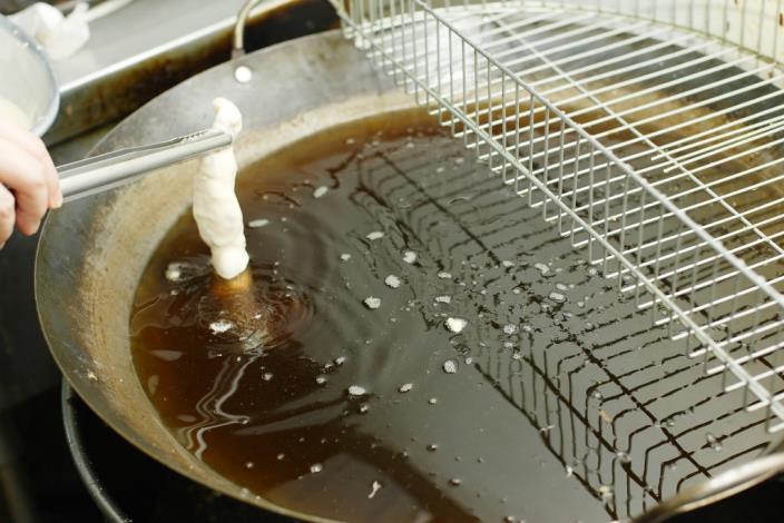 把蝦捲沾上裹粉後放入預先加熱的油鍋內炸至金黃色即可