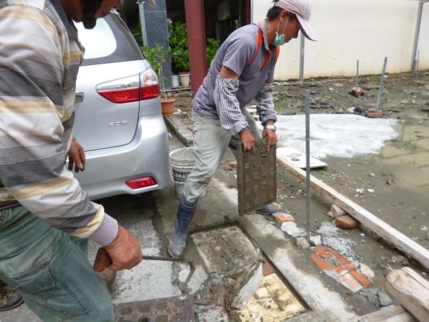 安平區公所拆除水溝舖設細紗網，避免豪雨宣洩不及