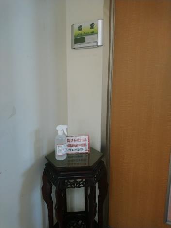 禮堂入口處宣導勤洗手防疫，並提供75_酒精