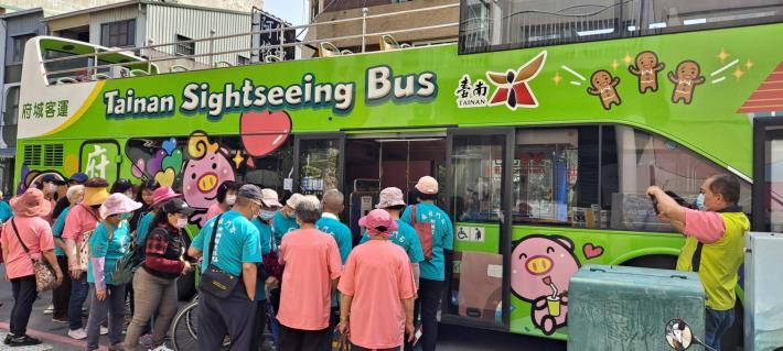 崑科大學生及社區據點志工陪同長者搭乘觀光雙層巴士以不同角度遊台南古蹟