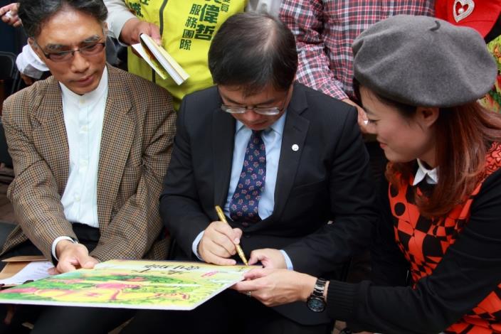 李孟諺代理市長為新書《安平劍獅》留下寶貴簽名