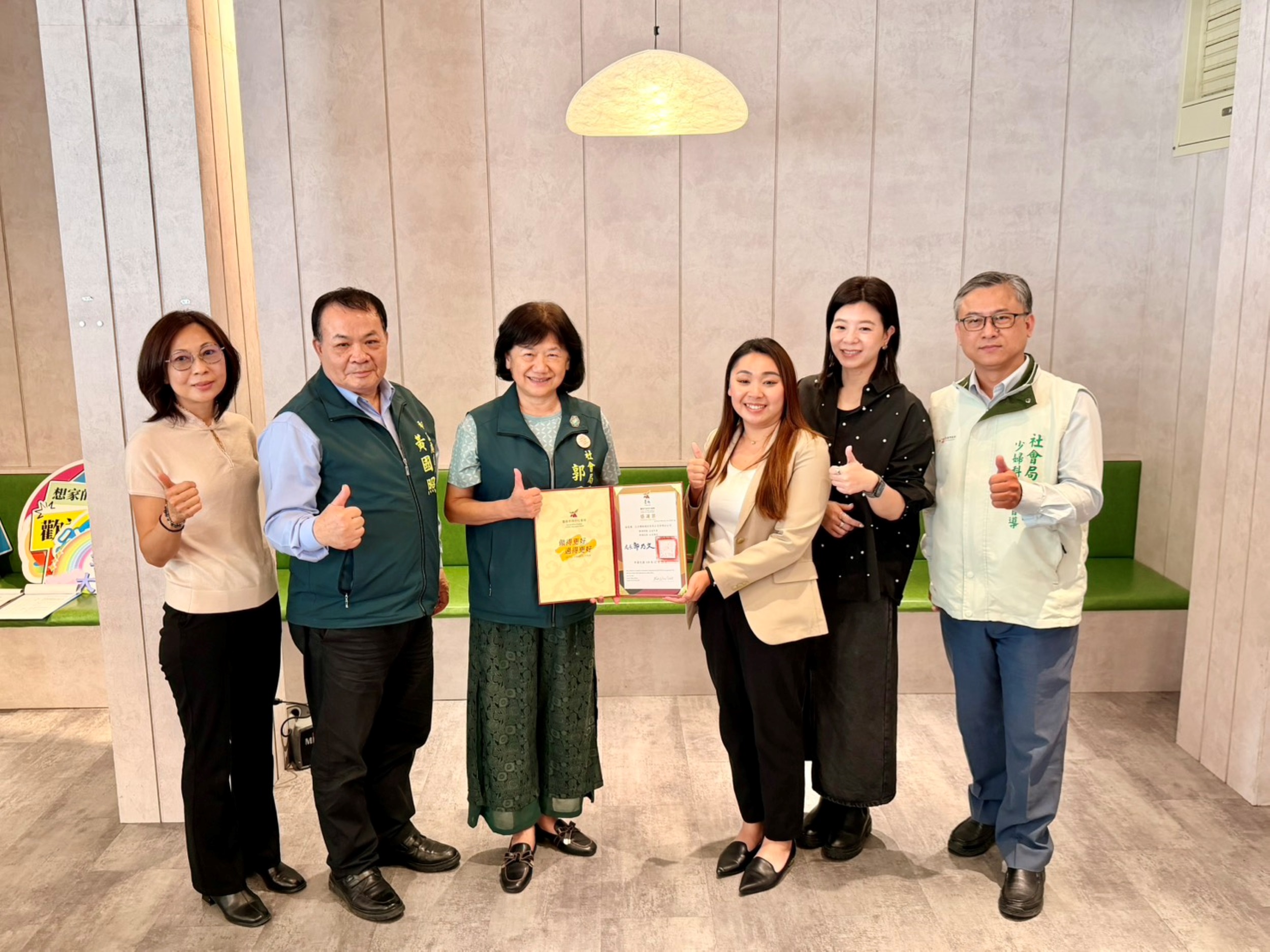 王品集團旗下享鴨 烤鴨與中華料理辦理公益餐會—愛延續 邀新住民家庭共享溫暖並捐助 14 萬元支持兒少據點