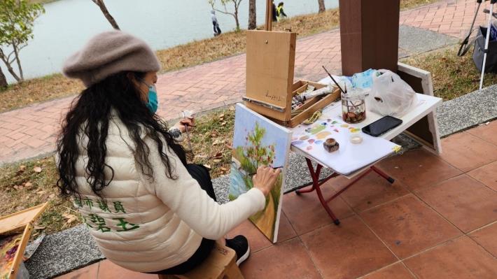 陳碧玉議員於南科堤塘湖旁參與藝術家現場寫生