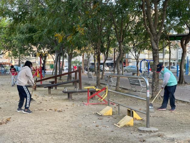 志工清掃公園遊戲區
