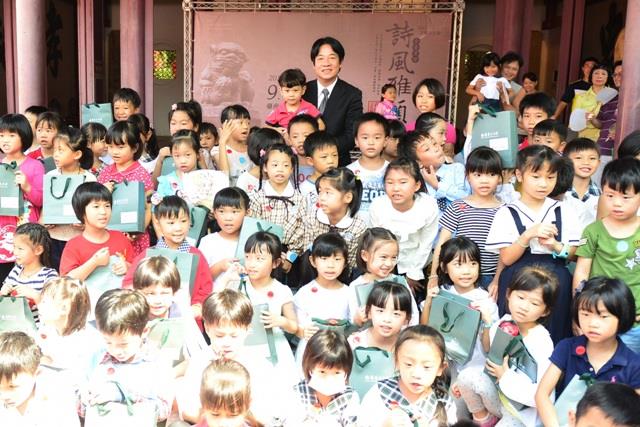 賴市長與參與「2015孔廟文化節」活動的小朋友合影