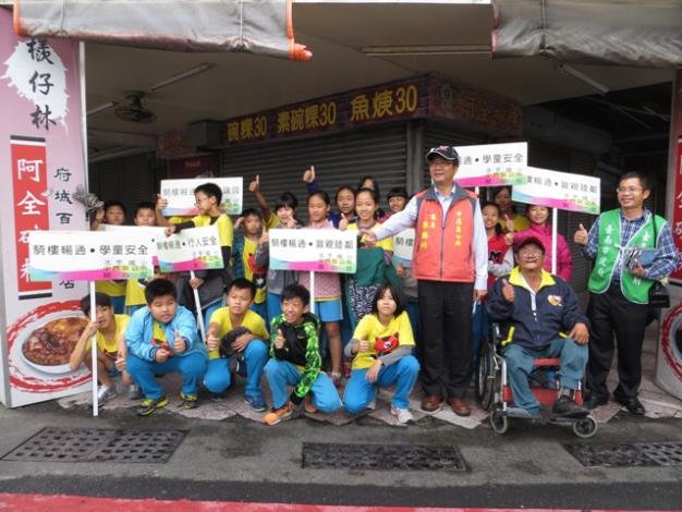 陳區長、進學國小學生、身障協會人員共為騎樓暢通宣導工作加油合影