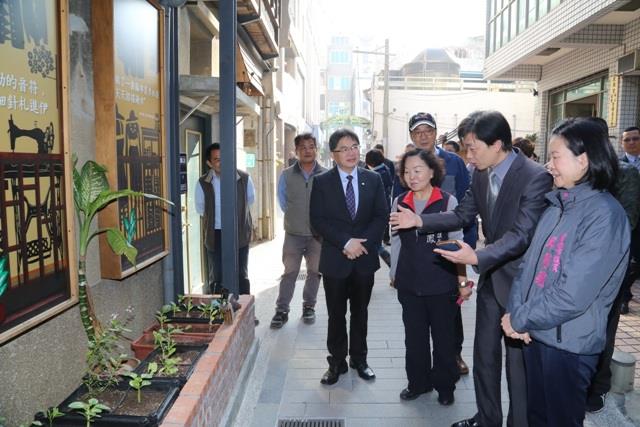 李市長走訪視察葉石濤文學地景「蝸牛巷」
